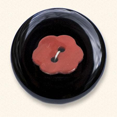 Der Trauerknopf hat einen Ø von 4 cm. Hier mit einem Knopf eines Angehörigen. Dank der austauschbaren Platten kann er als Anhänger, Brosche oder Anstecknadel getragen werden. | parlAmore©